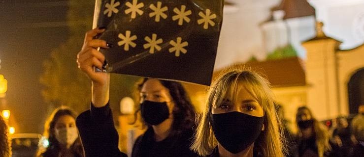 Jarocin. W środę kolejny protest kobiet w Jarocinie. NOWY FILM I ZDJĘCIA z poprzednich manifestacji  - Zdjęcie główne