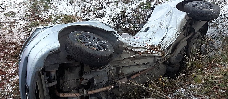 22-latka nie żyje. Auto, którym kierowała, uderzyło w drzewo na drodze z Goliny do Starej Obry - Zdjęcie główne