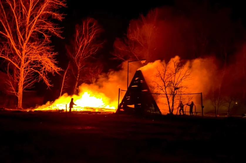 Wigwamy w Parzewie spłonęły jak pochodnia. Teraz wybudują nową wiatę. Zobacz, jak będzie wyglądała   - Zdjęcie główne