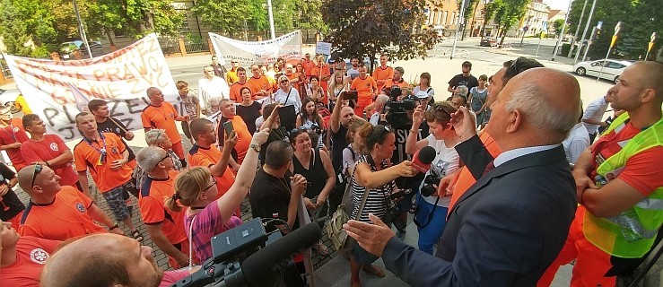 Protest ratowników pod starostwem [WIDEO] - Zdjęcie główne