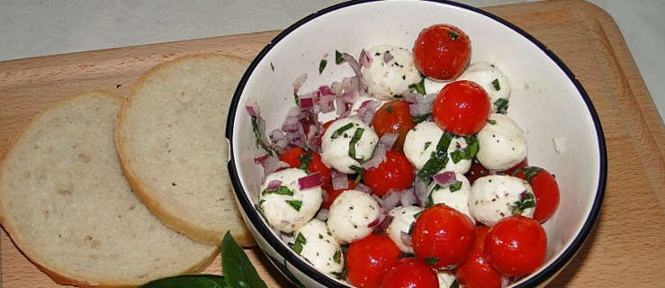 Sałatka z pomidorów koktajlowych i mozzarelli  - Zdjęcie główne