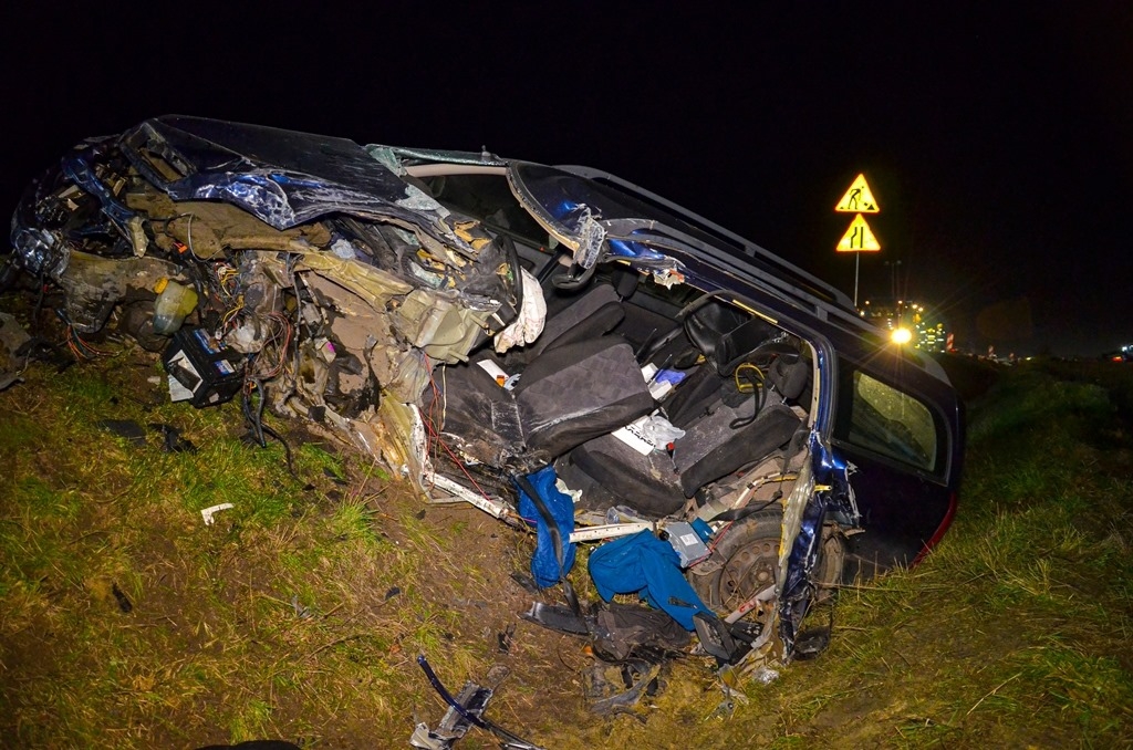 Jarocin. Zderzenie trzech aut na drodze krajowej. Jedną osobę uwalniali strażacy  - Zdjęcie główne