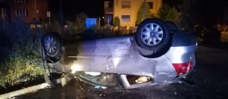 19-letni mieszkaniec powiatu dachował autem w centrum Pleszewa. Trzy osoby w szpitalu  - Zdjęcie główne