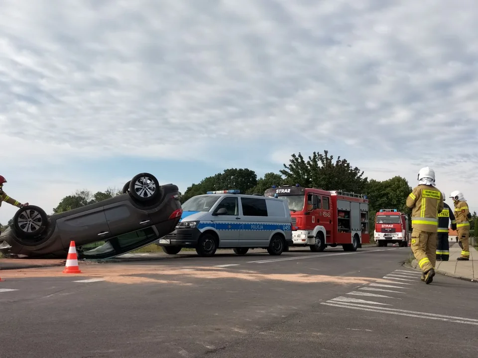 Zderzenie dwóch pojazdów w Przybysławiu. Jedno auto dachowało - Zdjęcie główne