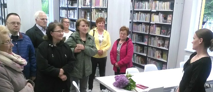 Seniorzy z wizytą w nowej bibliotece. Czekała na nich słodka niespodzianka - Zdjęcie główne