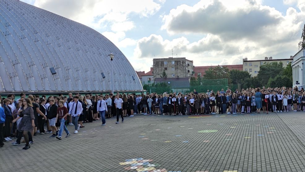 Rozpoczęcie roku szkolnego. Uczniowie SP 4 Jarocin