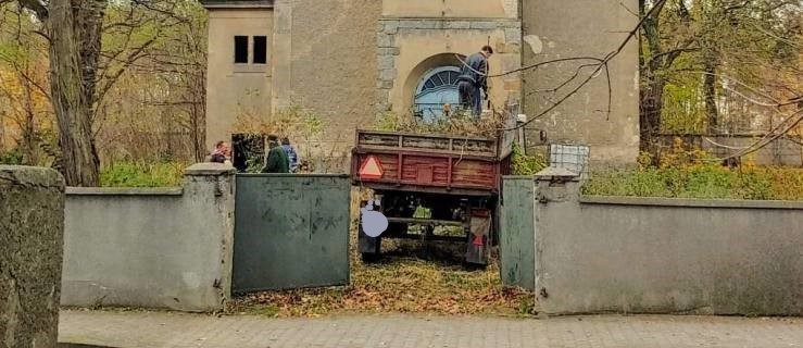 Prawie od dekady nic się tam nie działo. Nagle pod kościołem pojawił się traktor i ludzie... - Zdjęcie główne