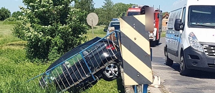 Auto wypadło z drogi. Na miejscu służby  - Zdjęcie główne