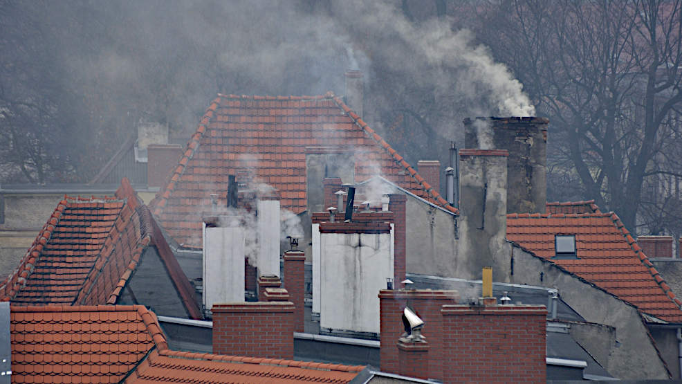 Palą śmieciami. Władza zapowiada, że od jesieni nad kominami będzie latał dron    - Zdjęcie główne