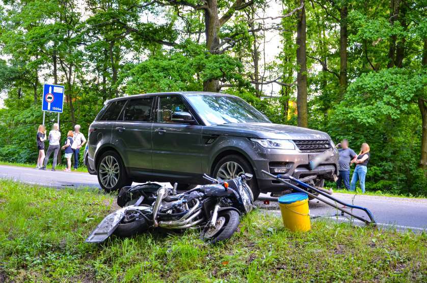 Jarocin. Motocyklista zderzył się z dwoma autami. Trafił do szpitala