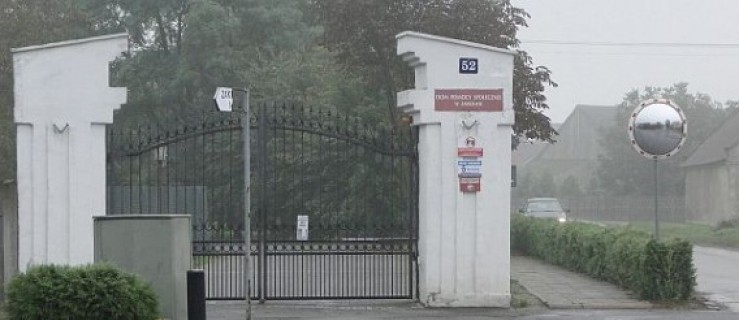 Zamknięta brama w DPS-ie - Zdjęcie główne