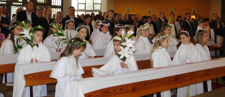 Pierwsza w tym roku uroczystość Pierwszej Komunii Świętej. Dzieci mniej [ZDJĘCIA] - Zdjęcie główne