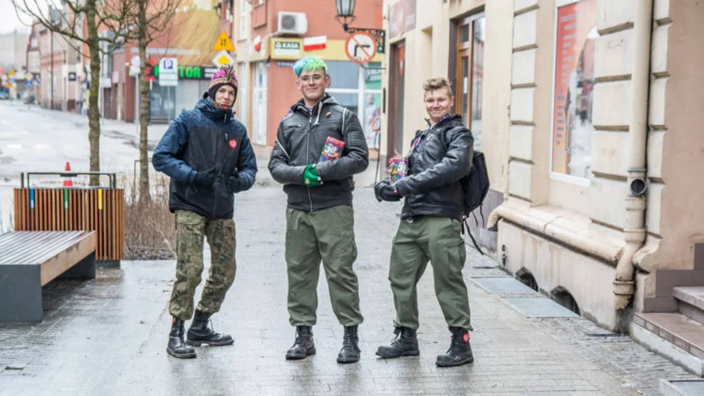 30. finał Wielkiej Orkiestry Świątecznej Pomocy na Ziemi Jarocińskiej. Kwestują mimo wiatru i deszczu