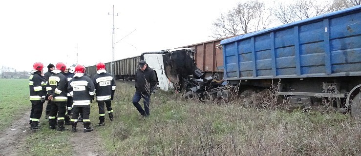 Zderzenie pociągu z ciężarówką. Są ranni  - Zdjęcie główne