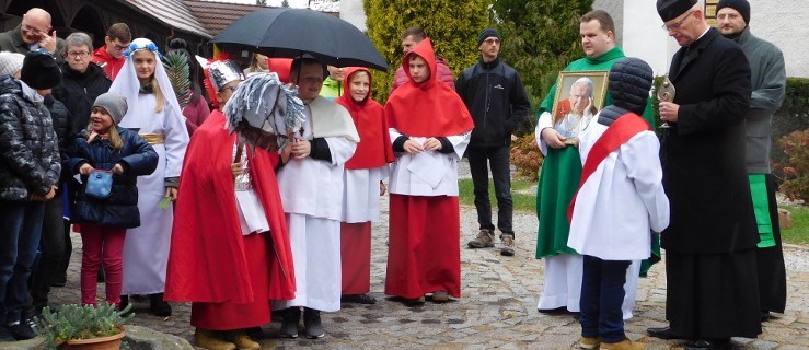 Mimo deszczu "wszyscy święci" byli uśmiechnięci. Z tortem i cukierkami [FOTO, VIDEO] - Zdjęcie główne