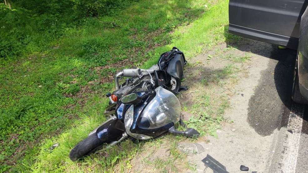 Jarocin. Motocyklista zderzył się z dwoma autami. Trafił do szpitala