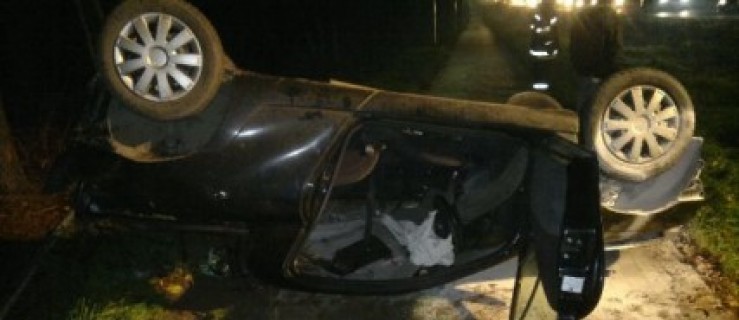 Auto dachowało i uderzyło w latarnię - Zdjęcie główne