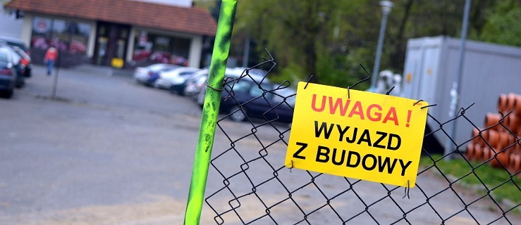 Drogowcy zajęli część parkingu. "Trzeba uzbroić się w cierpliwość" - Zdjęcie główne