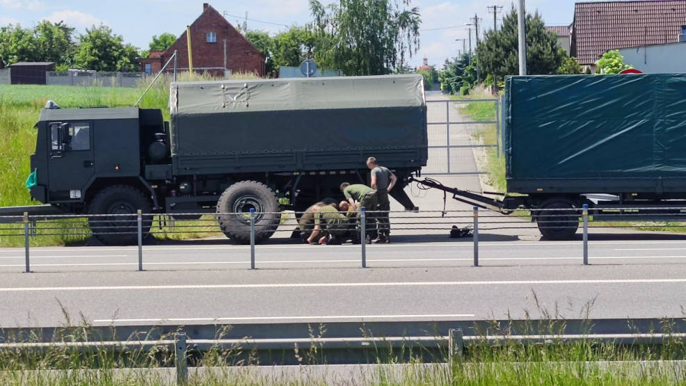 Awaria pojazdów spowodowała przymusowy postój wojskowej kolumny na obwodnicy Jarocina 