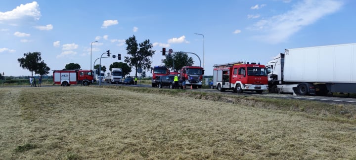 Śmiertelny wypadek na obwodnicy Jarocina. Czołowe zderzenie ciężarówki i opla mokki