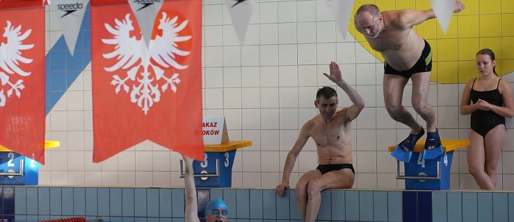 Pływacka sztafeta uczciła Powstanie Wielkopolskie - Zdjęcie główne