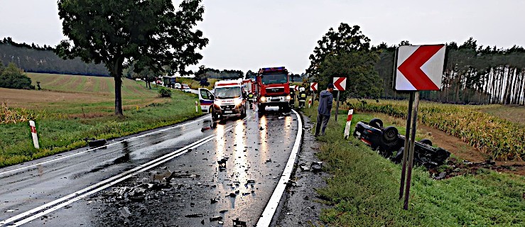 Zderzenie dwóch aut na drodze krajowej - Zdjęcie główne