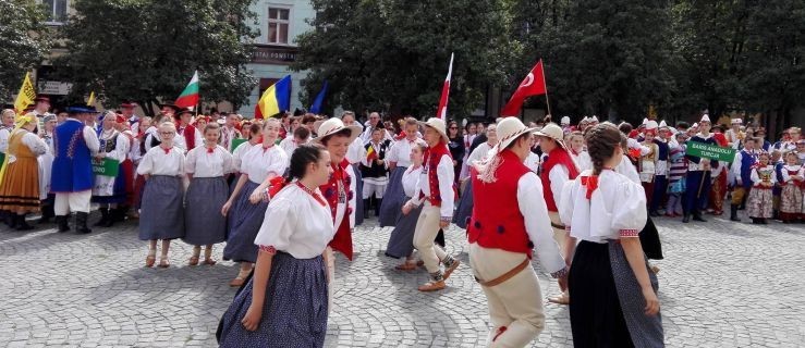 Tancerze z Turcji wciągnęli jarociniaków do zabawy  - Zdjęcie główne