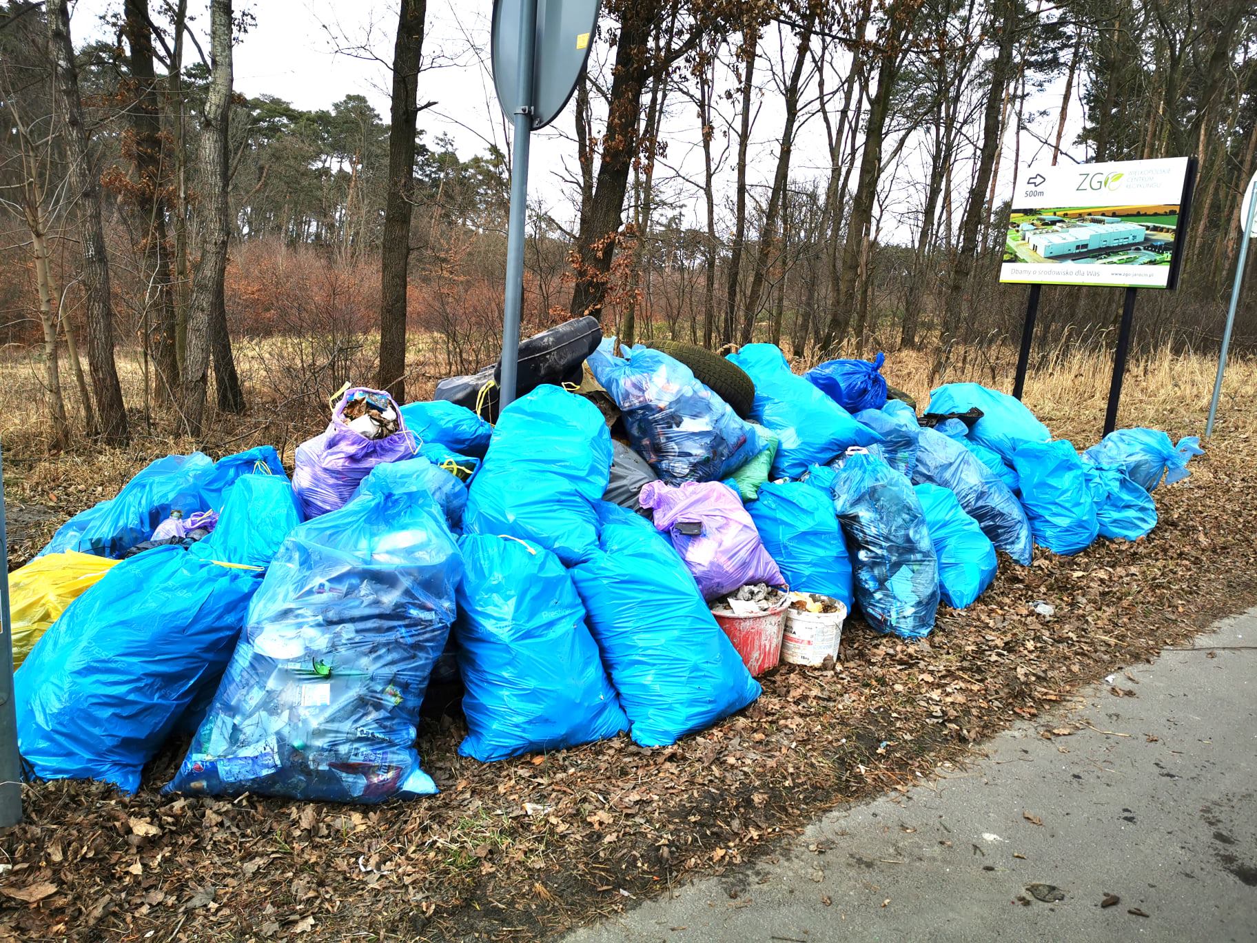 To nie do pomyślenia, co ludzie wyrzucają do lasu. Zobacz efekty akcji RoweLOVE Jarocin - Zdjęcie główne