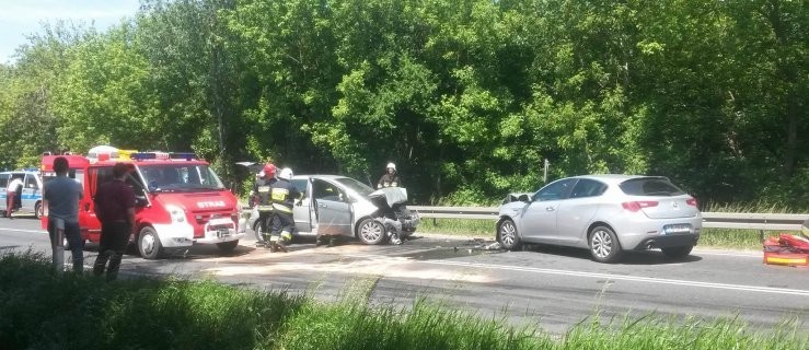   Zderzenie dwóch pojazdów. Droga zablokowana  - Zdjęcie główne