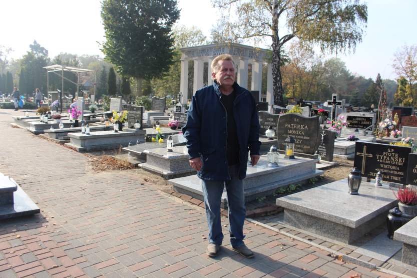 Od 20 lat mieszka na cmentarzu w Jarocinie. Poznaj historię Aleksandra Paterki  - Zdjęcie główne