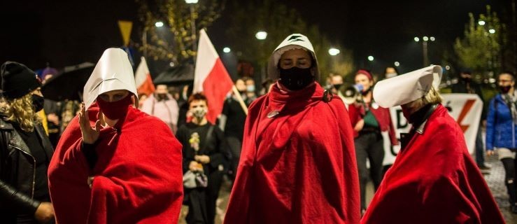 Jarocin. Protest kobiet tym razem bez tłumów [GALERIA, WIDEO] - Zdjęcie główne