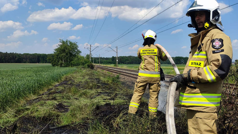 Pożar trawy i plama oleju na drodze [GALERIA]