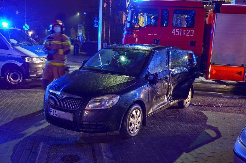 Dziecko zostało ranne. Zderzenie dwóch aut na skrzyżowaniu Kościuszki i Al. Niepodległości w  Jarocinie [ZDJĘCIA]  - Zdjęcie główne