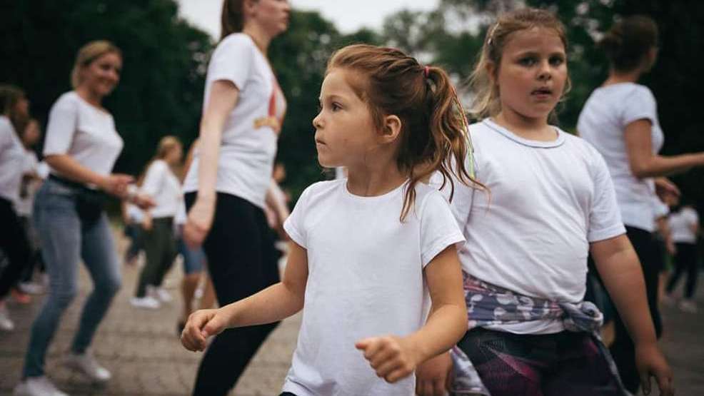 Żerków. Tańczyli i zbierali na leczenie chorej Karoliny Fajfer