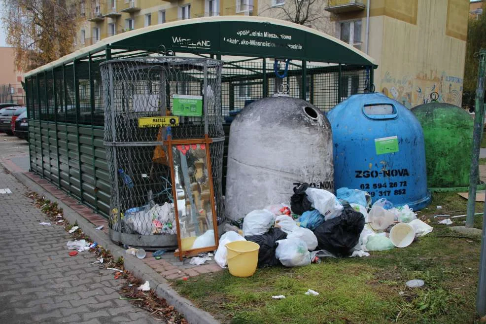 Wiata śmietnikowa za blisko jezdni, zasłania przejście dla pieszych