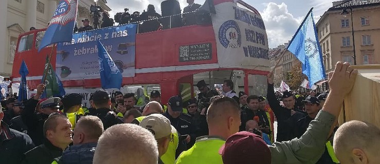 Jarocińscy policjanci na proteście w Warszawie. Ile zarabiają funkcjonariusze?  - Zdjęcie główne