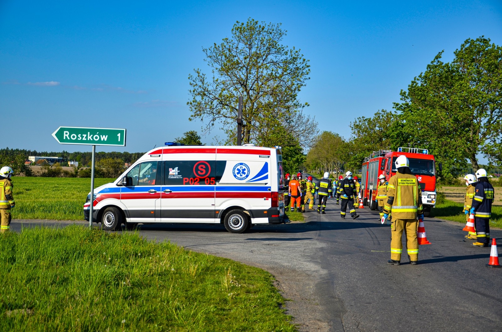 Roszków. Wypadek. 7 osób w szpitalach. 5 karetek w akcji  - Zdjęcie główne