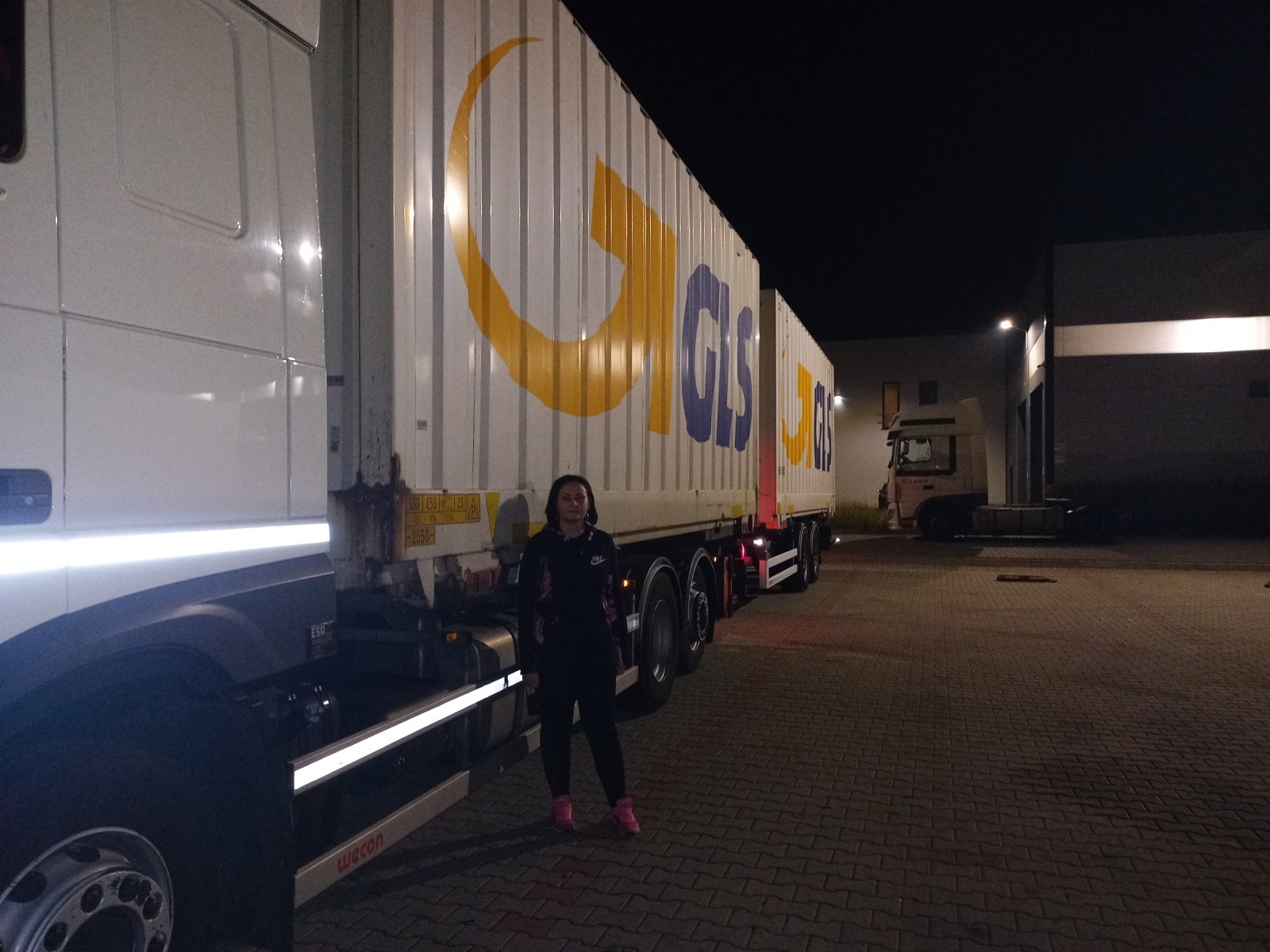Paulina Bargenda czterdziestotonową ciężarówką jeździ po całej Europie    - Zdjęcie główne