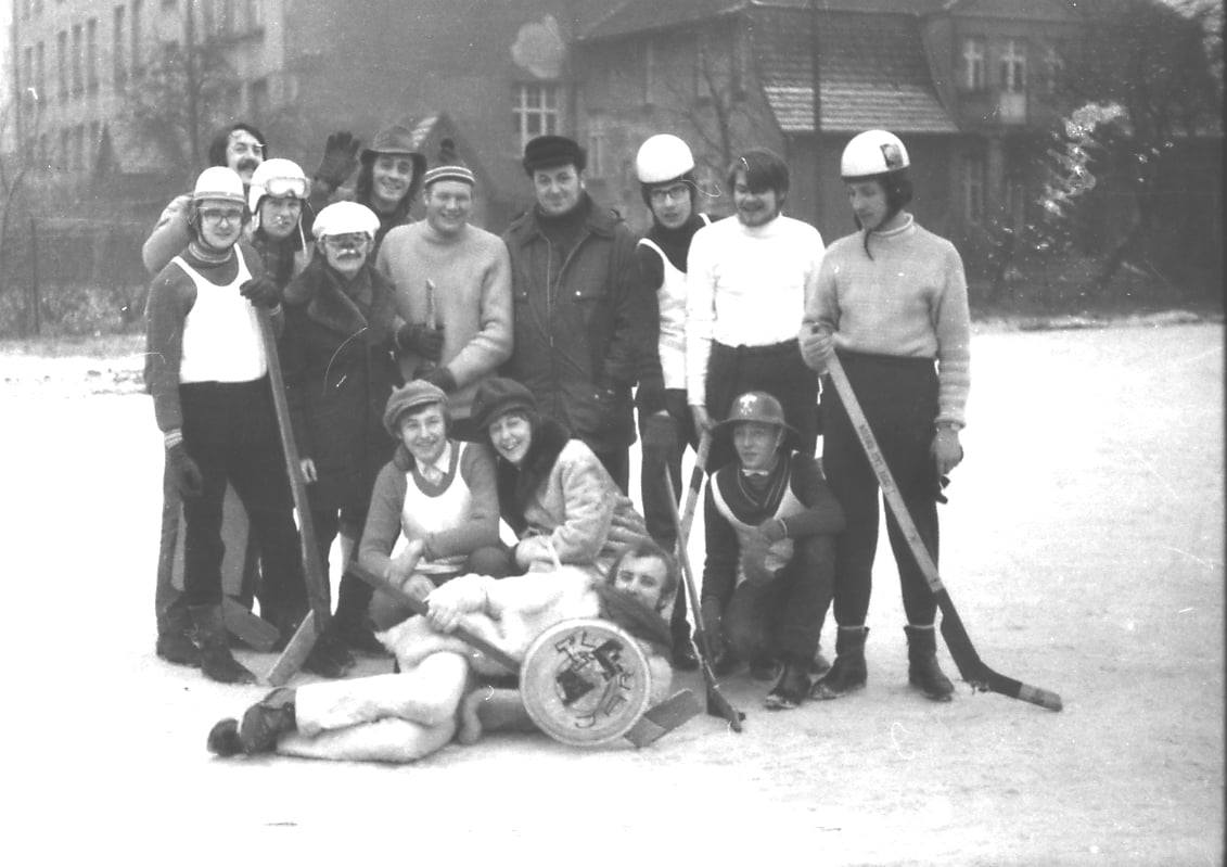 Tradycje hokejowe w Jarocinie? A i owszem. Uczestnicy meczu AKF JAR - Klub "Olimp", ok. 1970-1972, boisko jarocińskiego liceum.