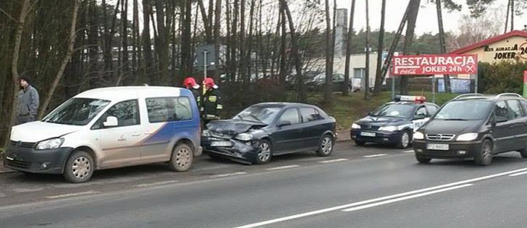 Zderzenie czterech samochodów na krajowej „11” - Zdjęcie główne