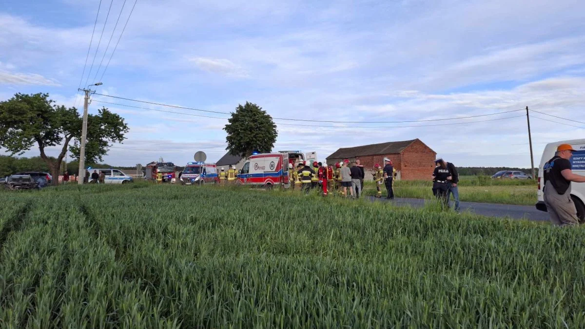 Zderzenie dwóch pojazdów w gminie Jaraczewo. Ląduje LPR - Zdjęcie główne