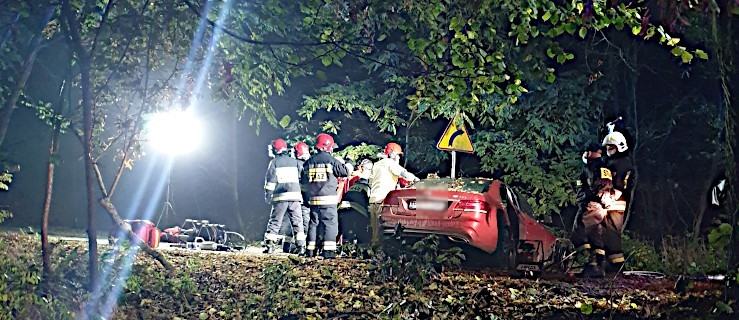 Kierujący mercedesem uderzył w drzewo. Mężczyzna zginął na miejscu [ZDJĘCIA] - Zdjęcie główne