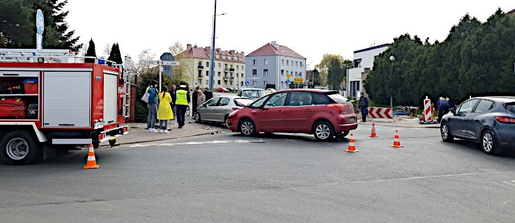 Zderzenie. Jedno auto zatrzymało się na chodniku  - Zdjęcie główne