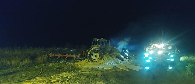 Podczas prac polowych traktor stanął w ogniu  - Zdjęcie główne