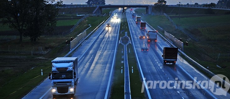 Traktorem z przyczepą wjechał na obwodnicę Jarocina. Co zrobiła policja? - Zdjęcie główne