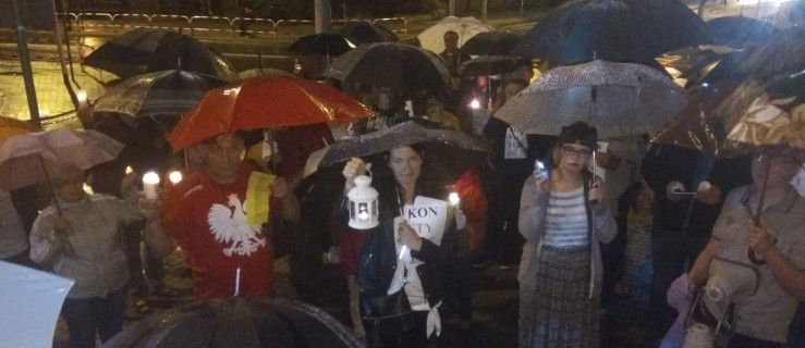 Protest pod sądem mimo padającego deszczu [ZDJĘCIA]  - Zdjęcie główne