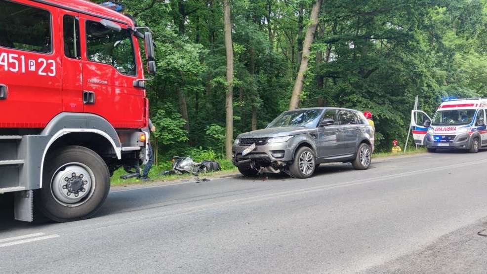 Jarocin. Motocyklista zderzył się z dwoma autami. Trafił do szpitala