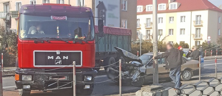 Zderzenie na ul. Wojska Polskiego w Jarocinie. DK 11/12 nieprzejezdna - Zdjęcie główne