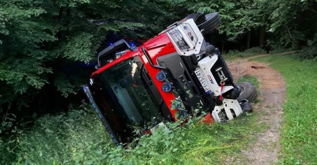 Gasili las. Wóz strażacki wylądował w rowie - Zdjęcie główne