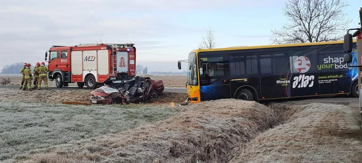 Zderzenie auta osobowego z autobusem na drodze Jarocin-Nosków [ZDJĘCIA] - Zdjęcie główne